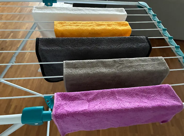 Mikrofasertücher auf Wäscheständer